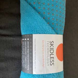 Manduka skidless yoga mat towel. Never taken out of packaging.